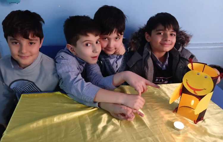 هفته ی علوم انجام آزمایش مربوط به کرم شب تاب