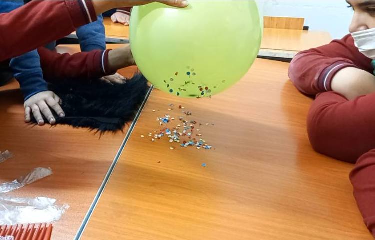 هفته ی علوم - انجام آزمایش و مشاهده‌ی اثرات الکتریسیته ساکن 3