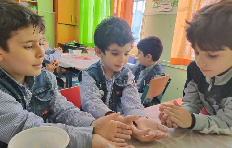 هفته ی علوم پروژه ی خمیر حادویی 1