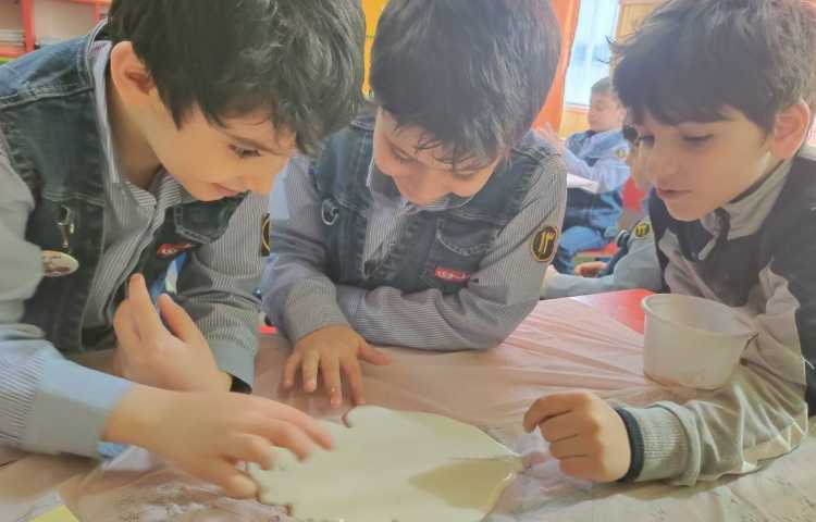 هفته ی علوم پروژه ی خمیر حادویی 5