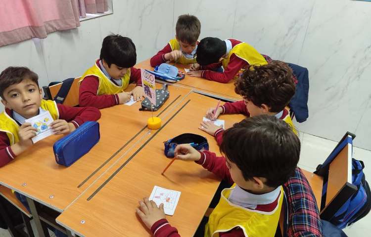 هفته ی ملی علوم- آزمایش اسرار آب توسط دانش‌اموزان در کلاس انجام شد 1