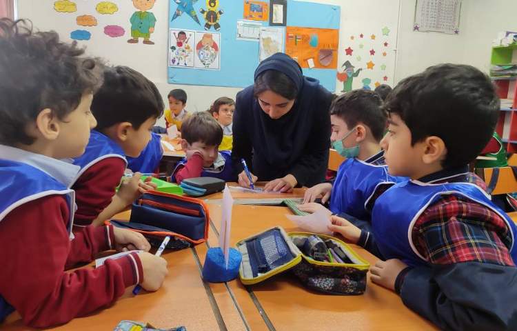 هفته ی ملی علوم- آزمایش اسرار آب توسط دانش‌اموزان در کلاس انجام شد 2