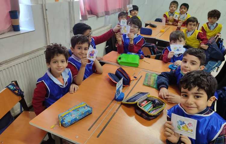 هفته ی ملی علوم- آزمایش اسرار آب توسط دانش‌اموزان در کلاس انجام شد 3