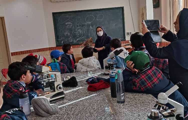 هفته ی ملی علوم - بازدید از پژوهشکده دکتر آشتیانی 4