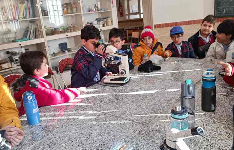 هفته ی ملی علوم - بازدید از پژوهشکده دکتر آشتیانی 6