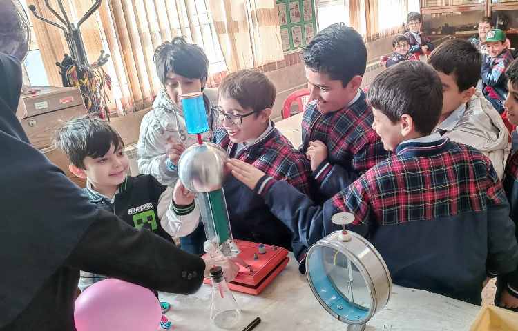 هفته ی ملی علوم - بازدید از پژوهشکده دکتر آشتیانی 8