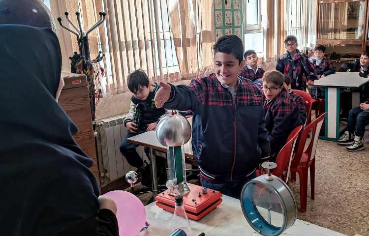 هفته ی ملی علوم - بازدید از پژوهشکده دکتر آشتیانی 9