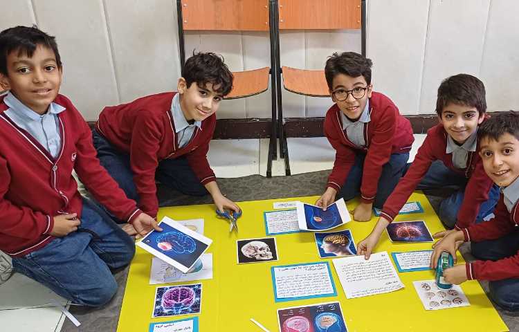 هفته ی ملی علوم- تکمیل پوستر چهار گروه 10