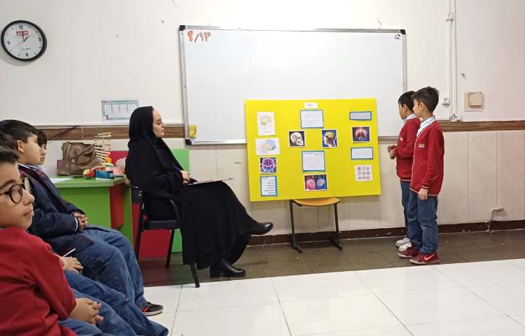 هفته ی ملی علوم- تکمیل پوستر چهار گروه 7