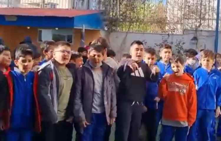 همخوانی آهنگ The show must go on