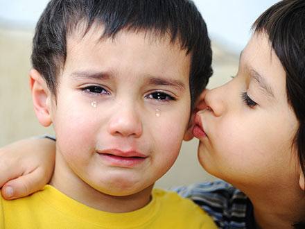 چگونه در سنین پایین همدلی کردن را به کودکان بیاموزیم؟