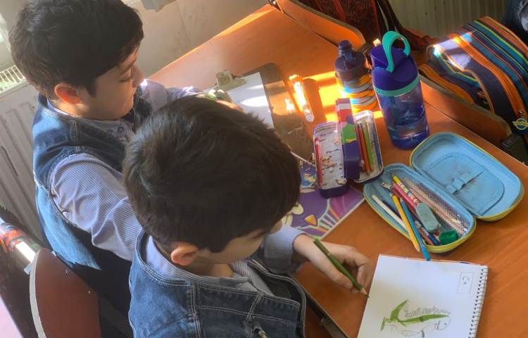 هنر-دانش اموزان کنفرانس درباره دایناسور ها دادند و نقاشی با موضوع دایناسور کشیده شد 2