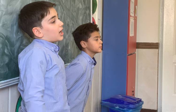 هنر-دانش اموزان کنفرانس درباره دایناسور ها دادند و نقاشی با موضوع دایناسور کشیده شد 4