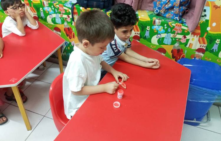 هنر:رنگ آمیزی ماهی سفالی 1