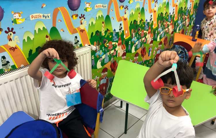 هنر ، درست کردن آلبالو و وصل کردن آنها به درخت کلاس