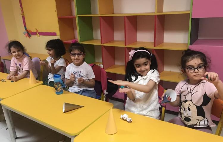 هنر ( رنگ آمیزی سفال و کاردستنی بستنی ) 3