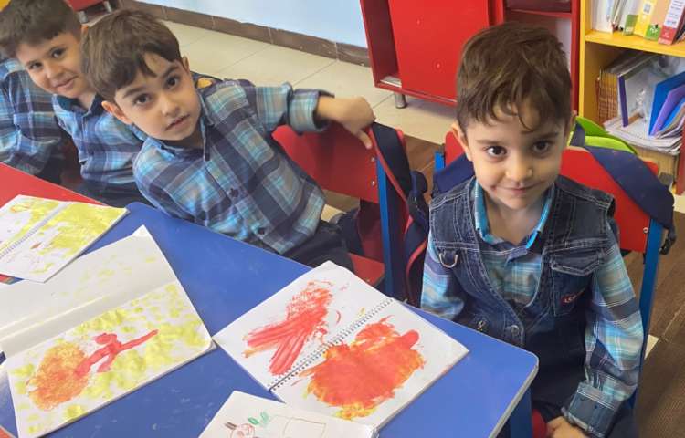 :هنر و خلاقیت، آموزش نقاشی برگ های پاییزی با رنگ انگشتی 2