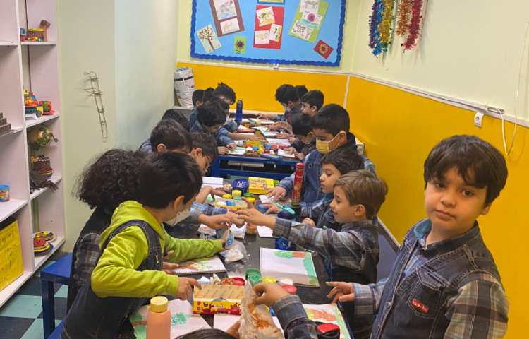 :هنر و خلاقیت، نقاشی درخت بهاری با رنگ انگشتی 9