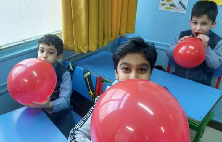 هوا و تخلیه ی هوای ریه هامون در بادکنک