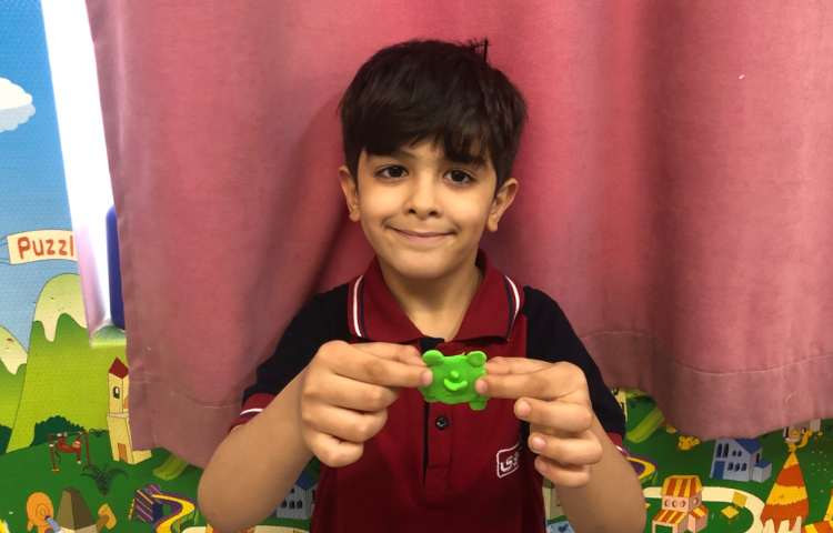 هوش : رنگ آبی و زرد ترکیب و رنگ سبز درست شد و بعد با خمیر قورباغه درست کردیم. 1