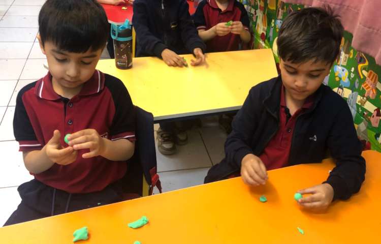 هوش : رنگ آبی و زرد ترکیب و رنگ سبز درست شد و بعد با خمیر قورباغه درست کردیم. 3