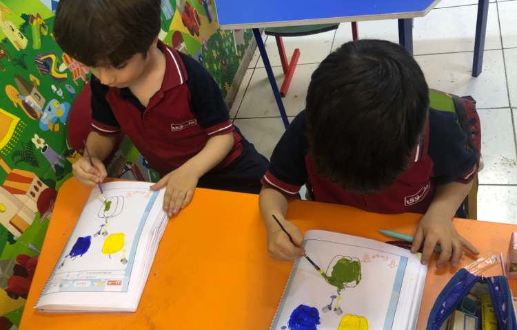 هوش : رنگ آبی و زرد ترکیب و رنگ سبز درست شد و بعد با خمیر قورباغه درست کردیم. 4