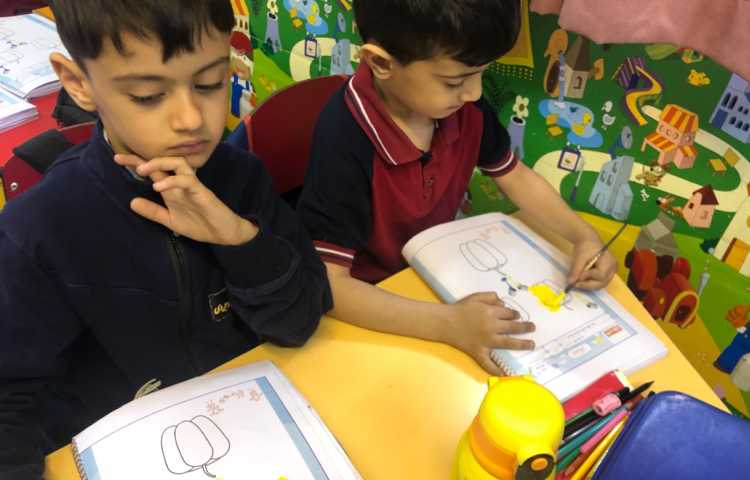 هوش : رنگ آبی و زرد ترکیب و رنگ سبز درست شد و بعد با خمیر قورباغه درست کردیم. 5