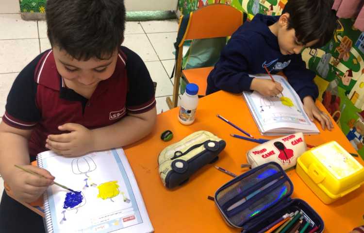 هوش : رنگ آبی و زرد ترکیب و رنگ سبز درست شد و بعد با خمیر قورباغه درست کردیم. 6