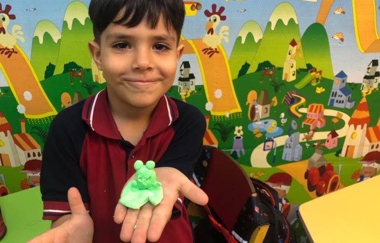 هوش : رنگ آبی و زرد ترکیب و رنگ سبز درست شد و بعد با خمیر قورباغه درست کردیم.