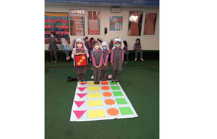 هوش و خلاقیت (بازی تاس و اشکال هندسی با هدف تقویت مهارت حرکتی و شناخت اشکال)