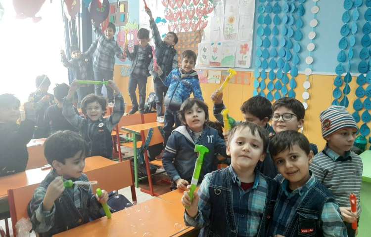 :ه مثل آب هویج و جشن اسم، کلاس توت فرنگی 1