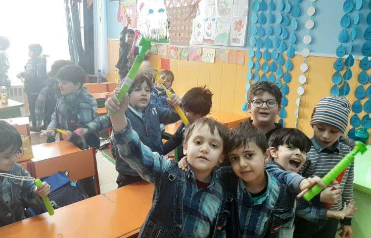 :ه مثل آب هویج و جشن اسم، کلاس توت فرنگی 4