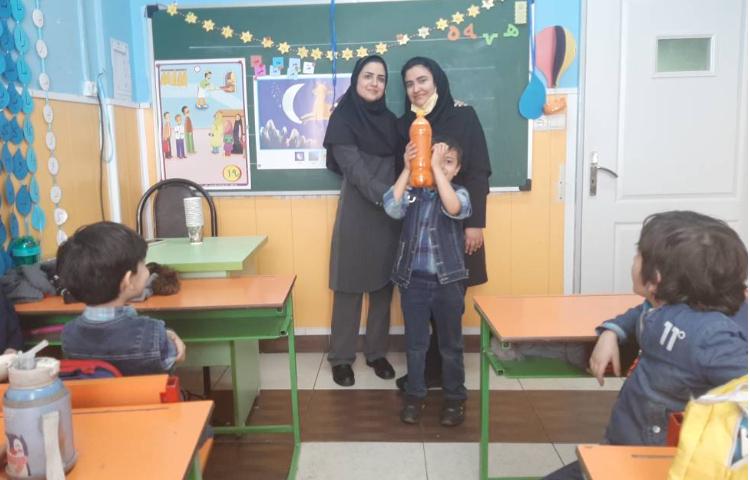 :ه مثل آب هویج و جشن اسم، کلاس توت فرنگی 6