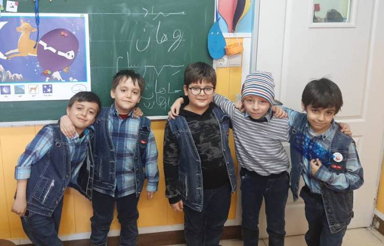 :ه مثل آب هویج و جشن اسم، کلاس توت فرنگی