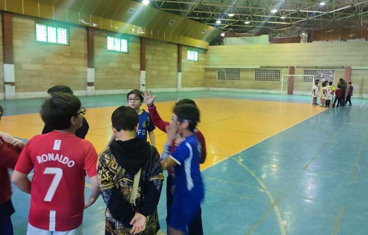 ورزش بازی دوستانه تیم مدرسه با کلاس 1