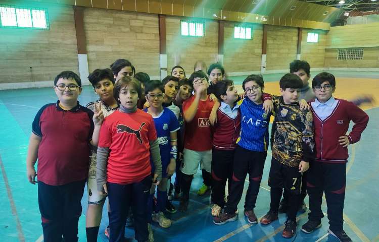 ورزش بازی دوستانه تیم مدرسه با کلاس 2