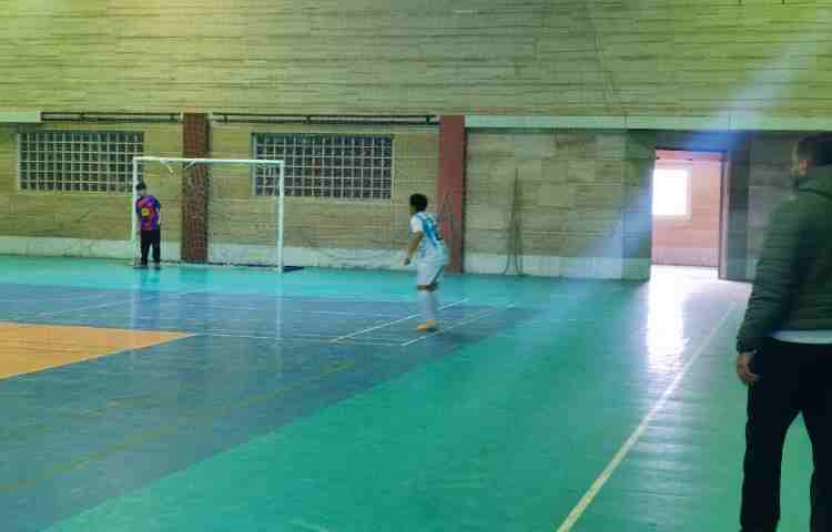 ورزش بازی دوستانه تیم مدرسه با کلاس 3