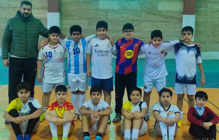 ورزش بازی دوستانه تیم مدرسه با کلاس 4