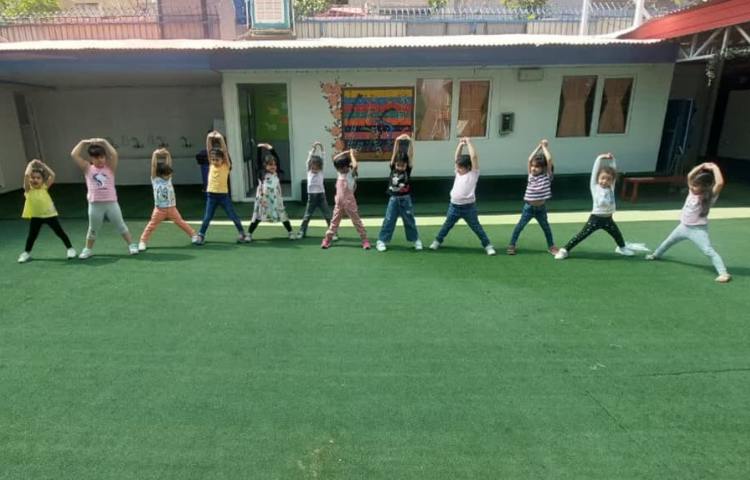 ورزش: نرمش و (بازی توپ و مانع) 1