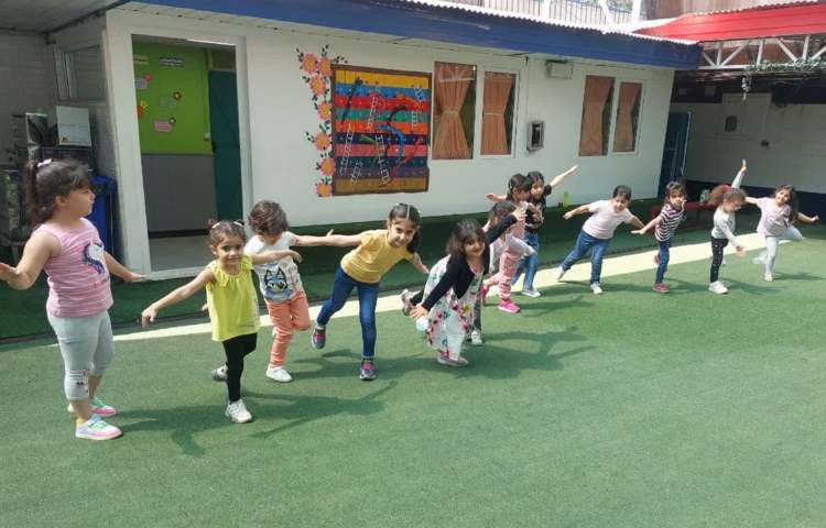 ورزش: نرمش و (بازی توپ و مانع) 4