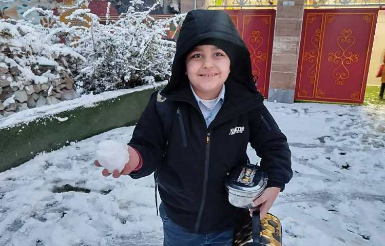 ورود دانش آموزان در یک روز برفی 1