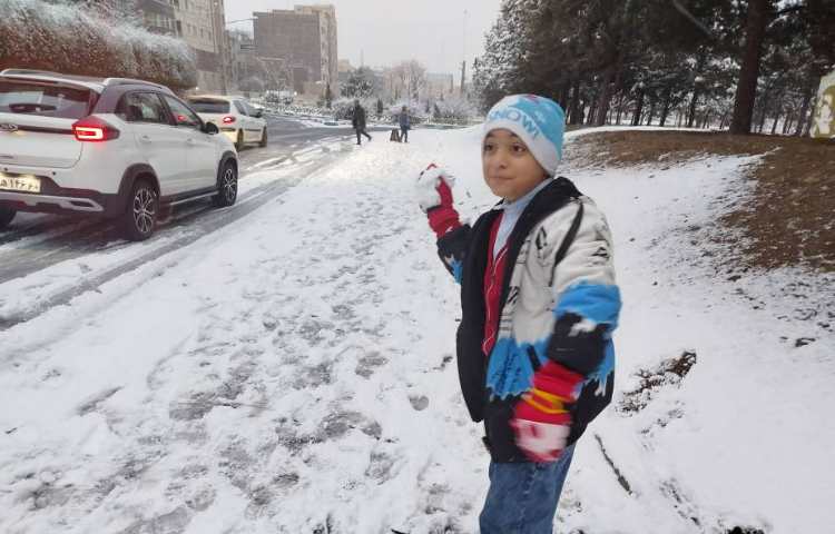 ورود دانش آموزان در یک روز برفی 3