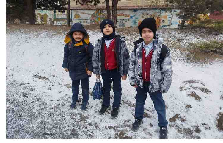 ورود دانش آموزان در یک روز برفی 4