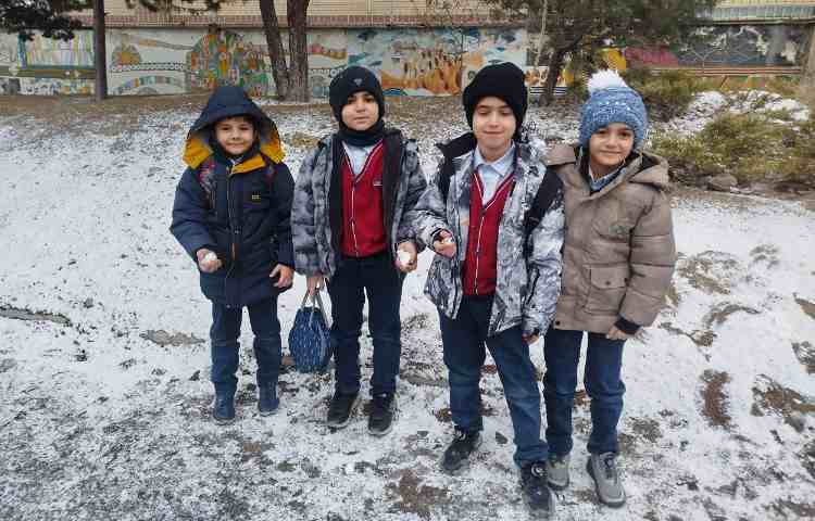 ورود دانش آموزان در یک روز برفی 5