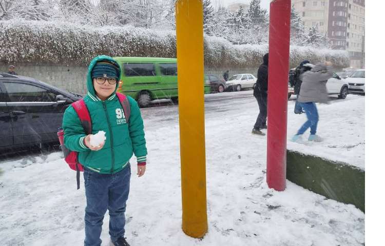 ورود دانش آموزان در یک روز برفی 5