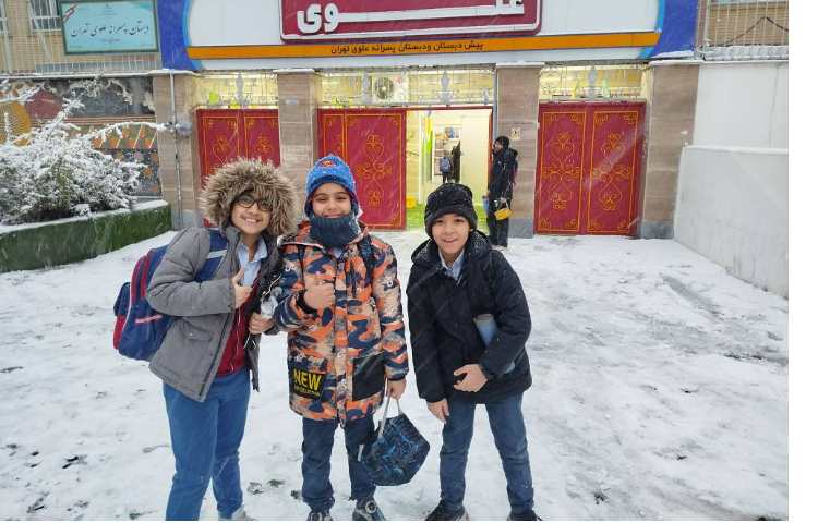 ورود دانش آموزان در یک روز برفی 6