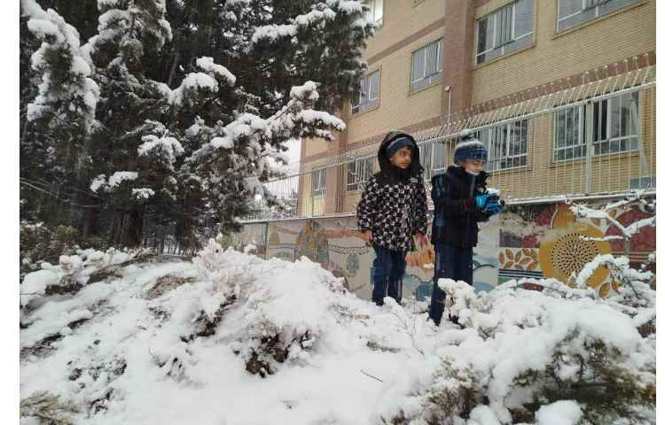 ورود دانش آموزان در یک روز برفی 8