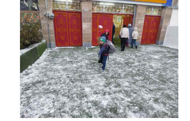 ورود دانش آموزان در یک روز برفی 9