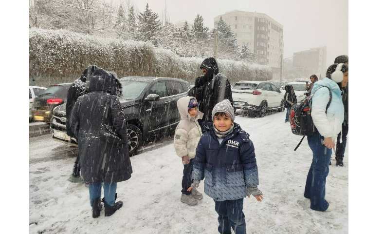 ورود دانش آموزان در یک روز برفی 9