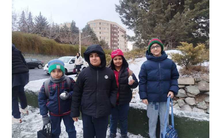 ورود دانش آموزان در یک روز برفی